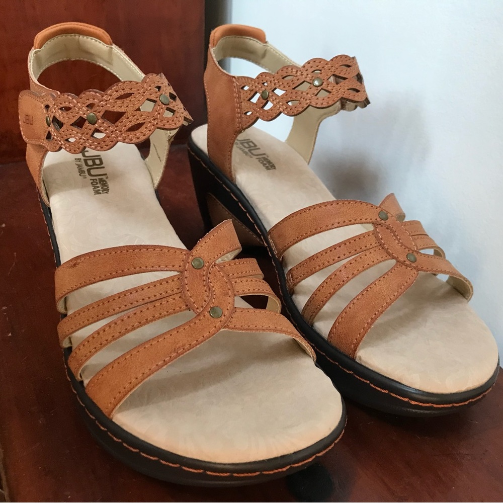 Brand new NWOT Jambu women’s tan heeled sandals - runs large